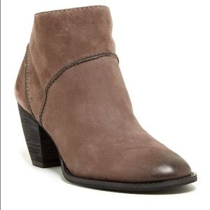 Tesori Kinsley size 5 bootie brown leather